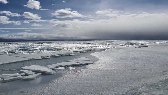 Beyşehir Gölü kıyısına sürüklenen buz yığınları ilgi çekiyor